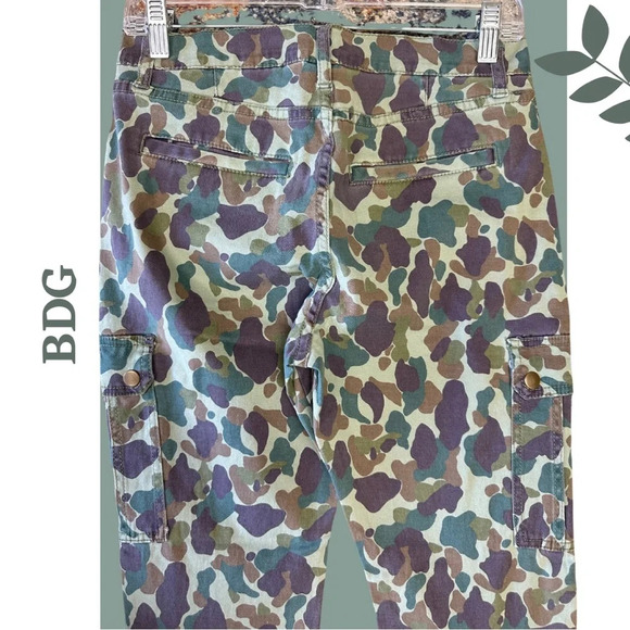 BDG Camouflage Carpenter Pant
Purple Green Ankle Zipper Detail Size 28 - Picture 7 of 9